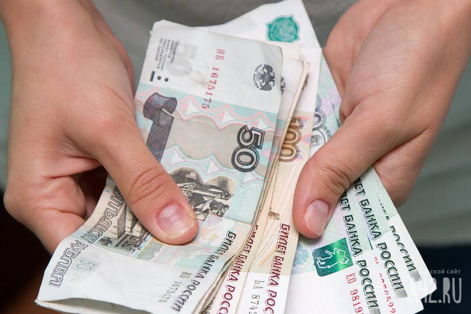 Кузбассовец на глазах посетителей банка вырвал деньги из рук пенсионера