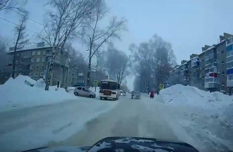 ДТП с автобусом ПАЗ в кузбасском городе попало на видео
