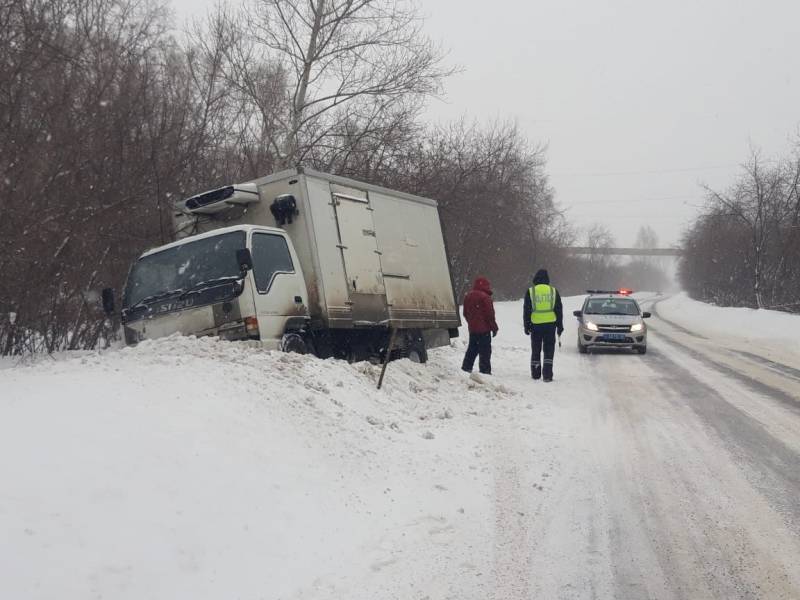 В Кемерове сотрудники ГИБДД спасли замерзавшего на дороге водителя грузовика