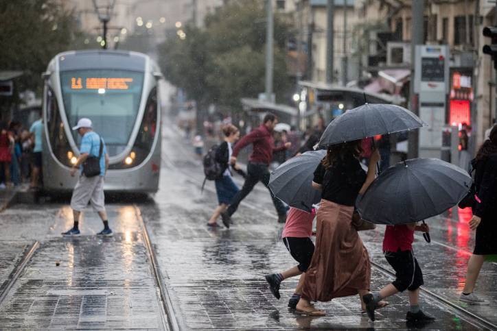 Дан ответ на вопрос, как надо двигаться под дождем, чтобы меньше промокнуть - Cursorinfo: главные новости Израиля