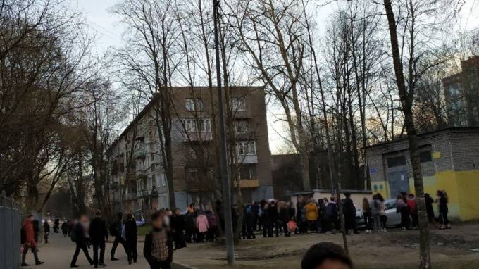 Школу на Омской улице экстренно эвакуировали