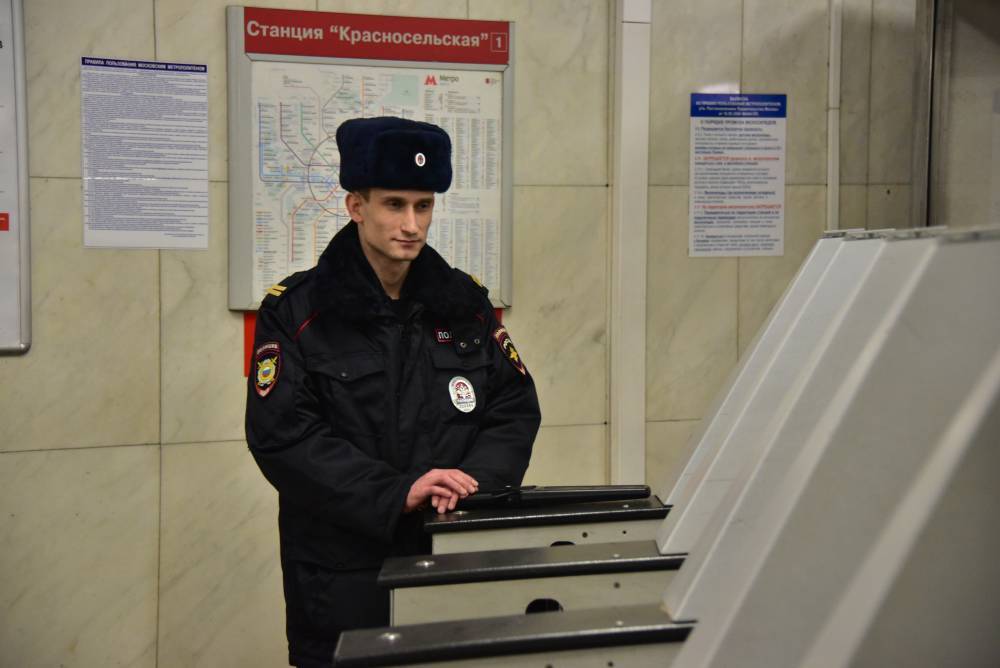 Спустившегося на рельсы пассажира московского метро арестовали