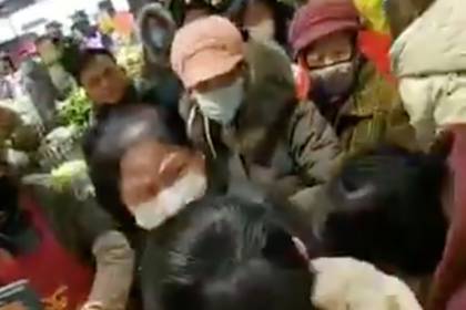 Жители пораженного смертельным вирусом китайского города начали драться за еду