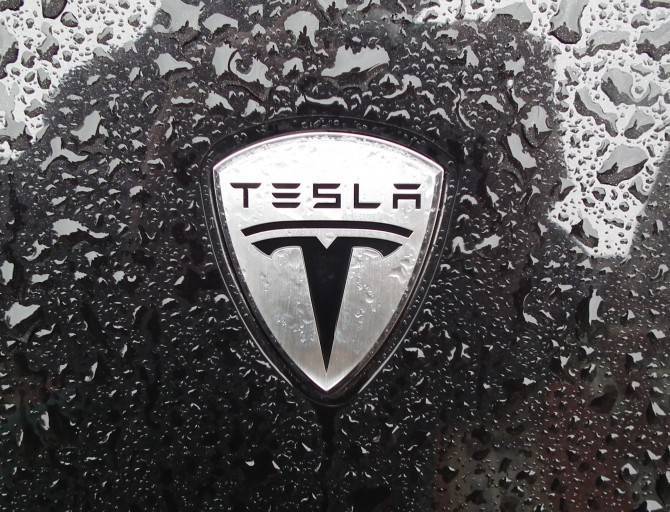 Tesla стала первым автопроизводителем в США с капитализаций выше 100 млрд долларов