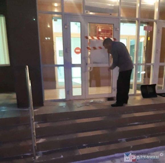 На Южном Урале женщина разбила стекло в здании суда после ссоры с мужем