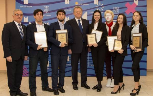 Мэр Нижневартовска вручил талантливым студентам премию главы голода