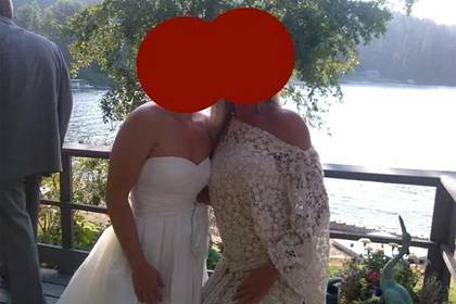 Женщина пришла на свадьбу сестры в белом платье и была обругана