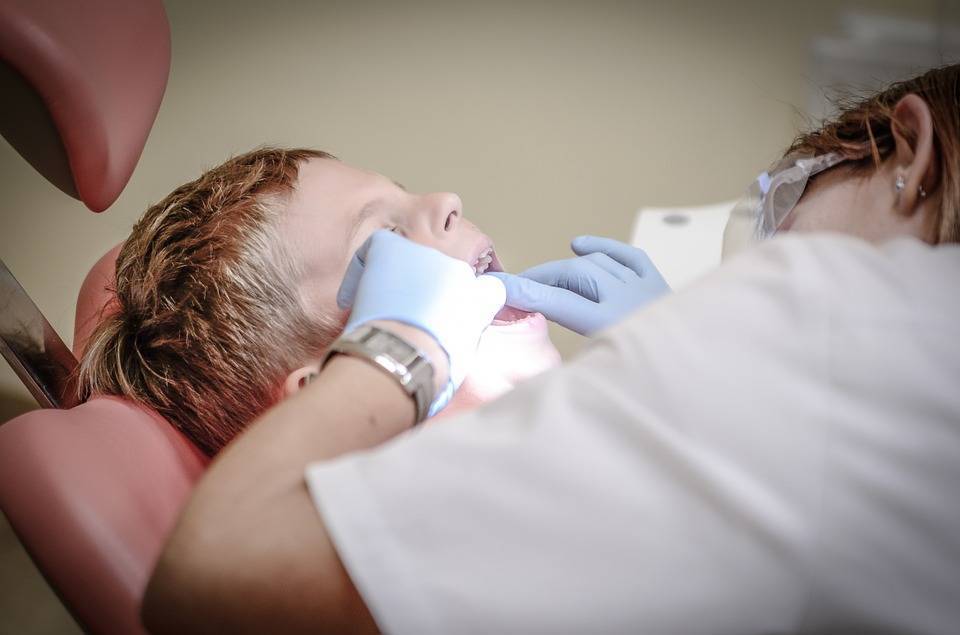 Стоматологи объяснили, как правильно ухаживать за зубами ребенка