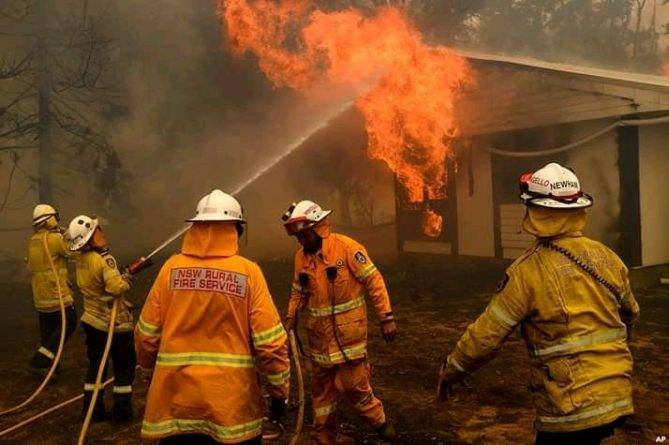 Три американских пожарных погибли во время крушения самолета, когда тушили пожары в Австралии