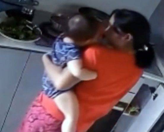 Домработница обожгла руку малышки кипящей водой, «потому что хотела домой»