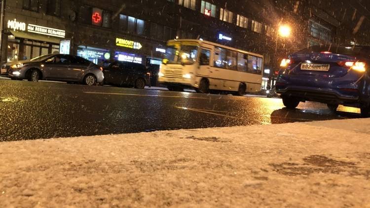 Убирать снег в Петербурге в ночь на пятницу выйдут 788 единиц техники и 400 дворников
