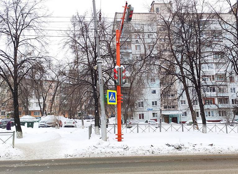 В ЦОДД Кемерова прокомментировали ситуацию с закрывающим светофор знаком