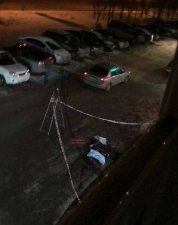 В Челябинске под окнами многоэтажки нашли тело мужчины