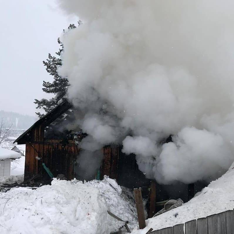 Опубликованы фото с места смертельного пожара в жилом доме в Кузбассе