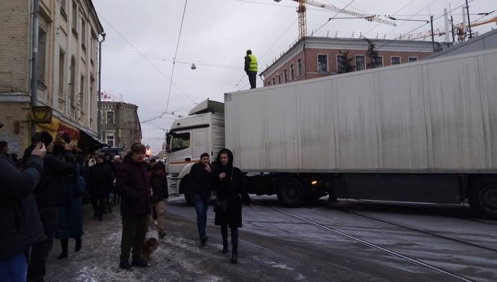 Дальнобойщик перекрыл улицу в центре Москвы и устроил пикет