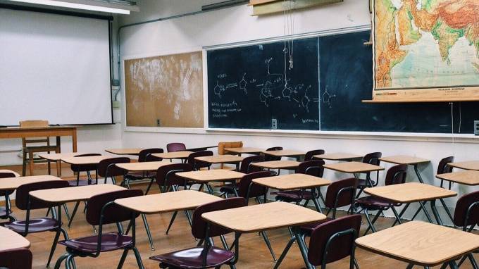 Прокуратура наказала гимназию в Приморском районе из-за стульев