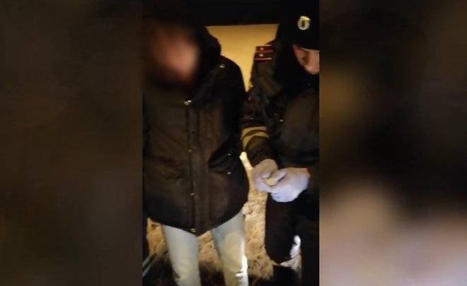 В Казани 18-летнего парня задержали с наркотиками в пластилине — видео