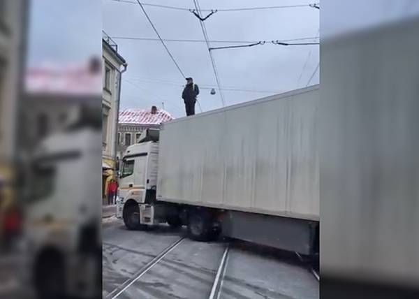 В Москве водитель фуры заблокировал дорогу, требуя зарплату