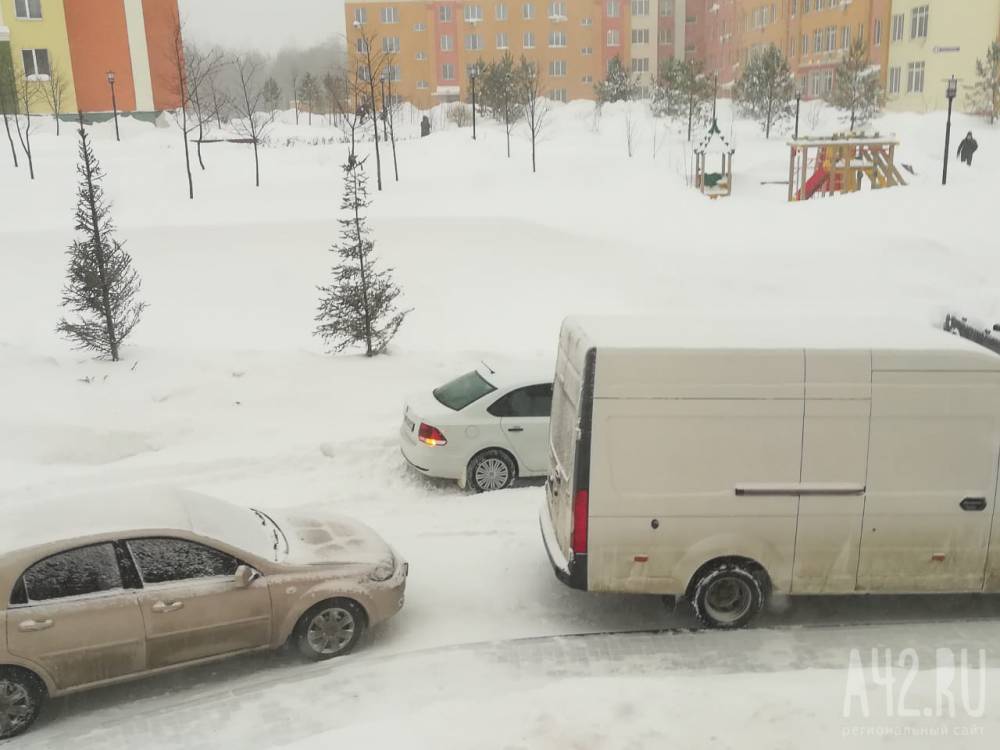 В кемеровской Лесной Поляне машины застревают во дворах из-за неубранного снега