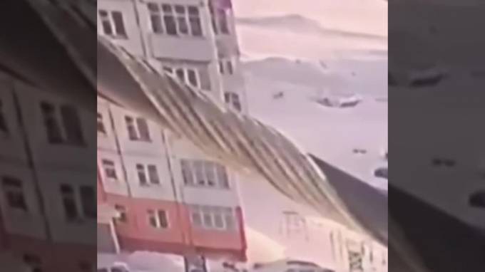 Видео: В Излучинске девушка выпала с 9 этажа, встала и пошла на работу