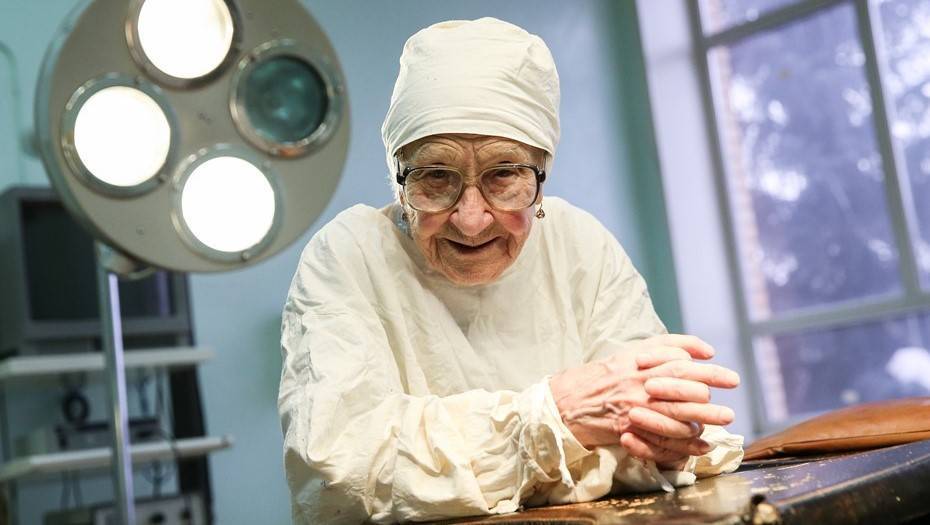 На 93-м году жизни умерла старейший практикующий хирург России Алла Левушкина