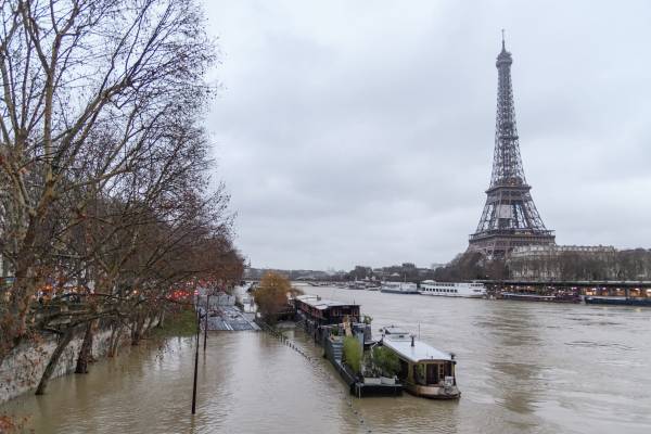 В Париже временно закрыли Эйфелеву башню