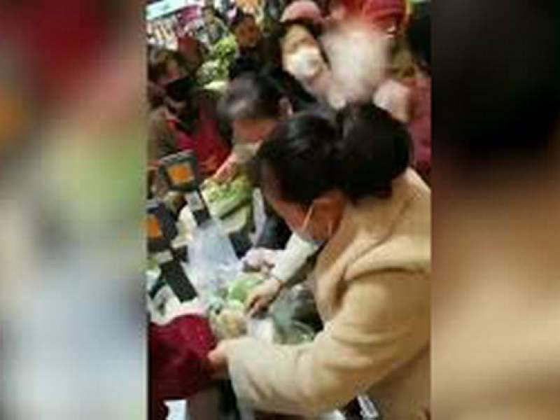 В Китае начались драки за еду из-за смертельного коронавируса