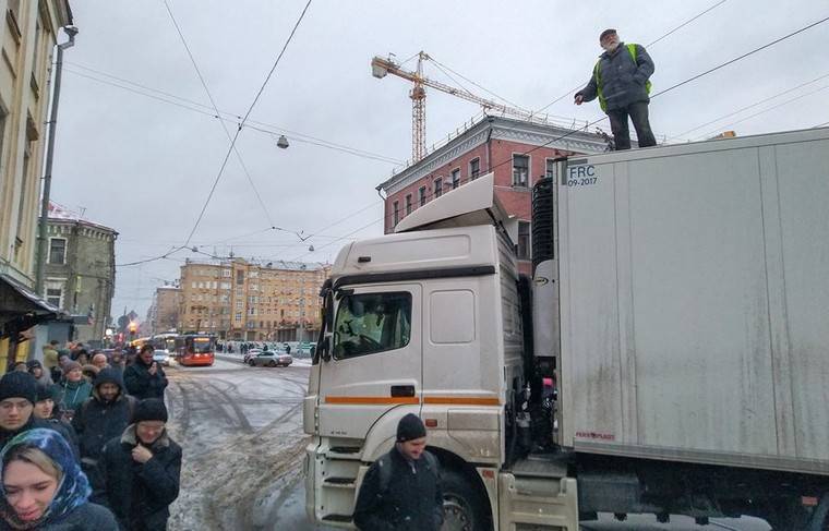 СК начал проверку инцидента с водителем, перекрывавшим Бауманскую улицу