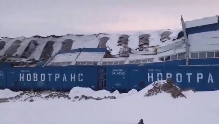 Появилось видео с места обрушения крыши вагоноремонтного завода в Кемеровской области
