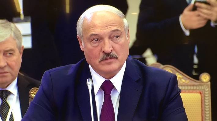 Лукашенко заявил, что Белоруссия не отказывается от российской нефти