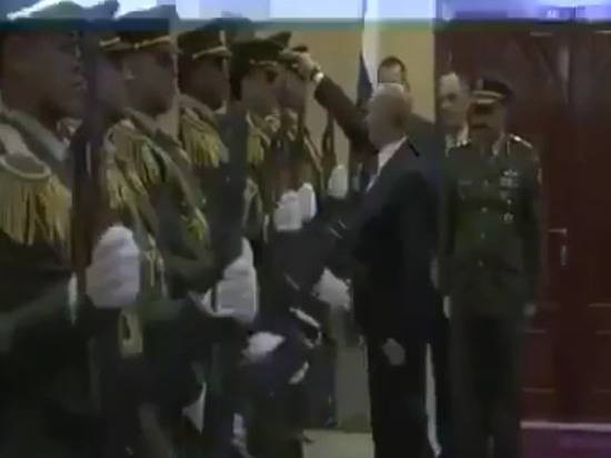 Путин поднял фуражку офицера караула в Палестине, очаровав арабов