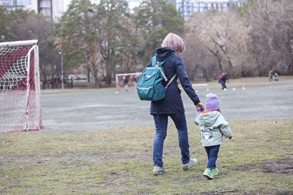 В Екатеринбурге на родителей мальчика, который шел по снегу босиком, составили протокол