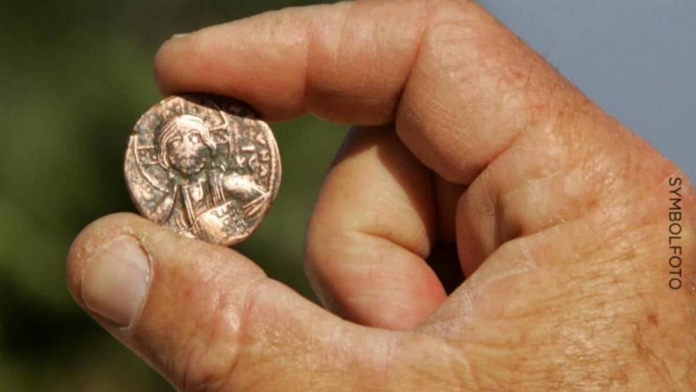 Бавария: ребенок случайно нашел на улице монету, которой больше 1000 лет