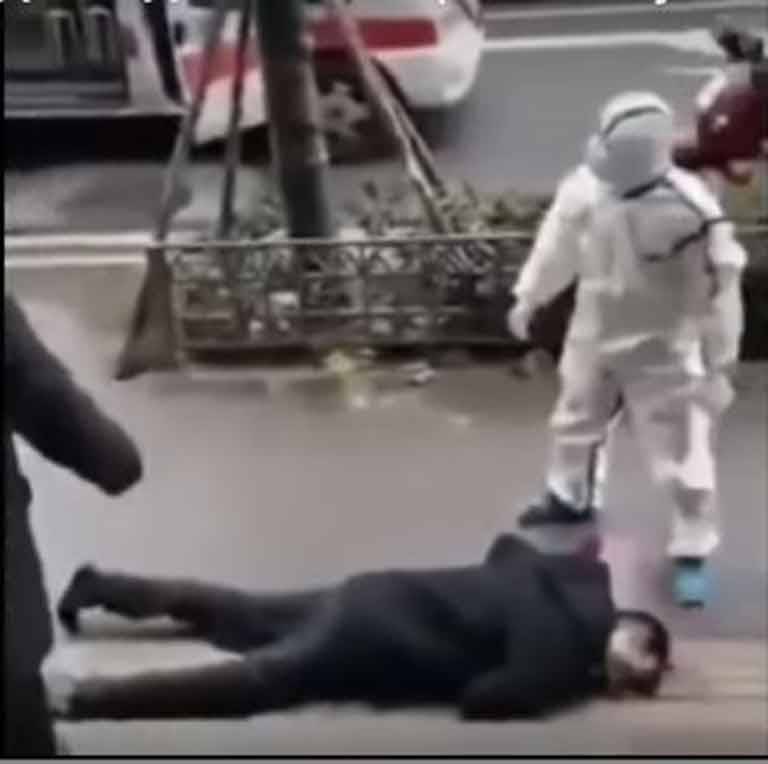 Уханьский коронавирус: люди теряют сознание на улицах, устанавливаются блокпосты