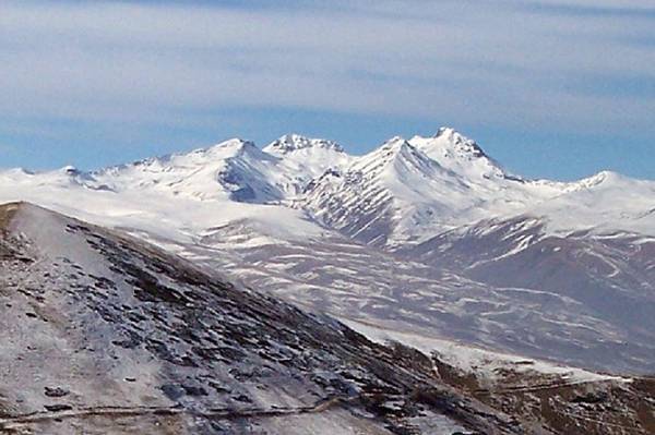 Российские туристы попали в плен армянских гор: МЧС возобновит поиск