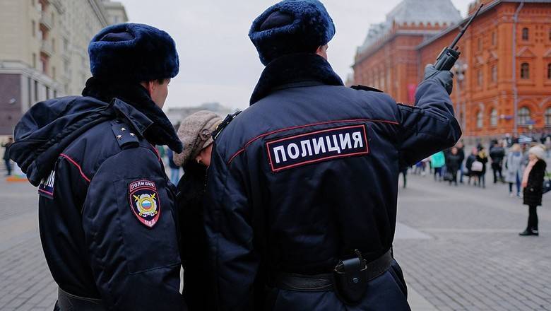Полиции Москвы и Петербурга дали надбавку за службу в условиях "повышенной сложности"