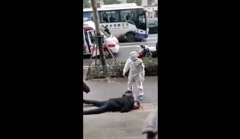 На видео прохожие падали без чувств посреди улиц в Китае. Предположительно, из-за смертельного коронавируса