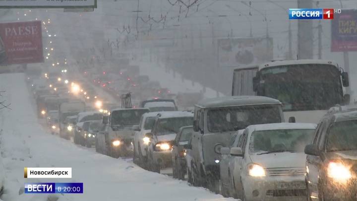 Сугробы в два метра, дороги под снегом: Сибирь накрыл мощный циклон