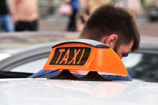 Таксист отказался везти россиянку с наростами на лице