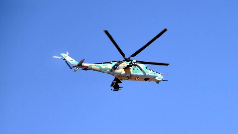 Вертолет ВВС Сирии применил бочковые бомбы против террористов в Идлибе