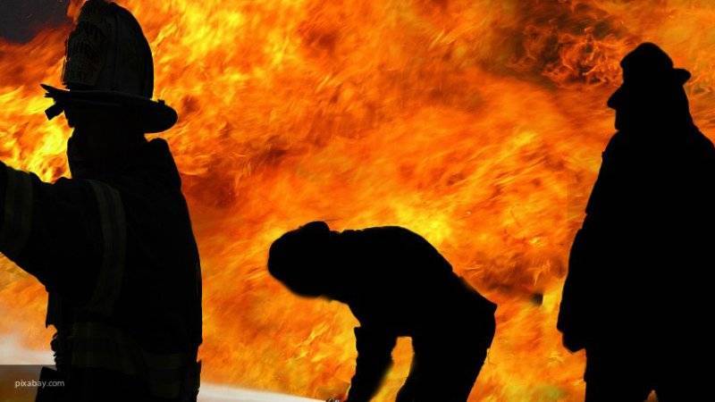 Восемь человек пострадали при пожаре в трехэтажном доме в Новгородской области