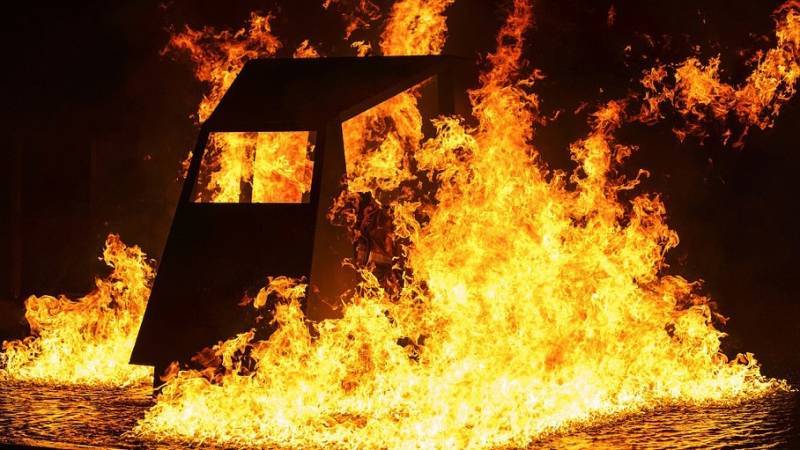 Крупный пожар на автобазе тушат в Астраханской области