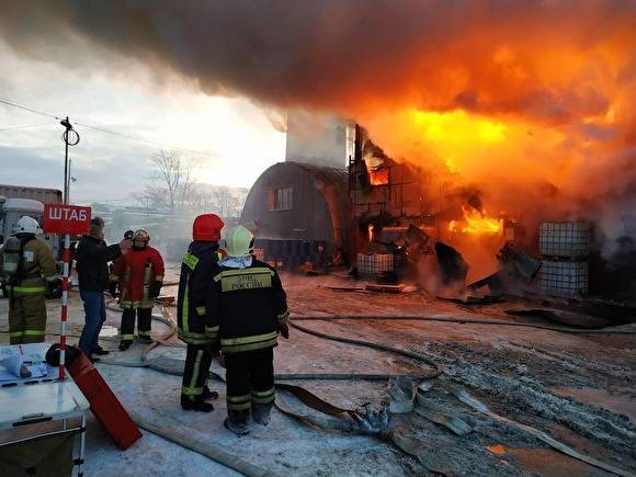 В Екатеринбурге горели склады на Автомагистральной, пожар тушили почти 100 человек