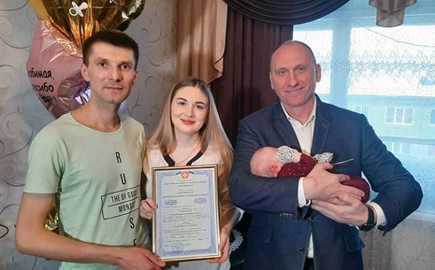 В Воркуте, Корткеросском, Троицко-Печорском и Сыктывдинском районах молодым мамам вручили сертификаты на маткапитал за первенца