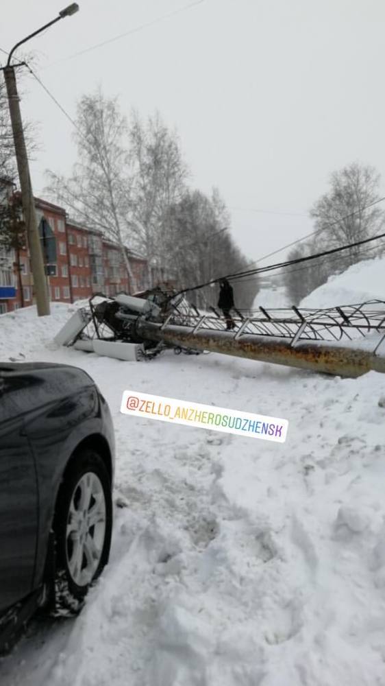 Вышка сотовой связи упала на автомобильную дорогу в кузбасском городе