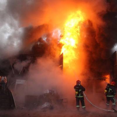 Пожар на складе продуктовой базы на улице Фадеева во Владивостоке потушен
