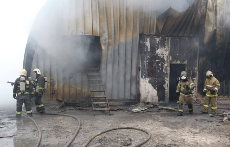 Спасатели потушили пожар на складе в Астраханской области