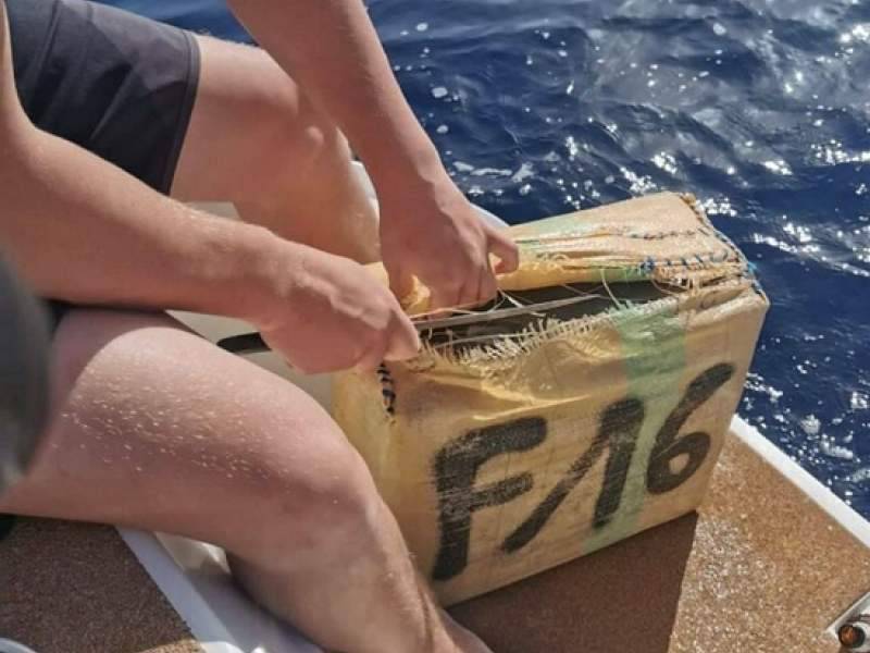 Туристы нашли полтонны гашиша в море у Канарских островов