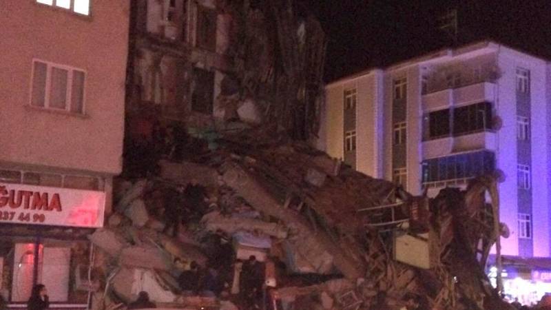 Власти Турции заявили об обрушении 30 жилых домов в результате землетрясения