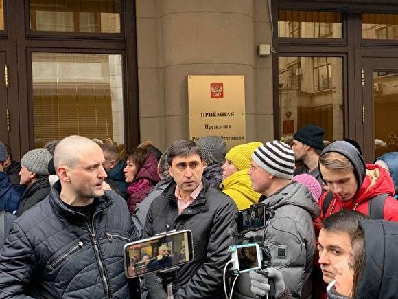 Сотня москвичей пришла к приемной АП, требуя референдума по поправкам в Конституцию